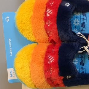 NWT ~ Aldi Gear 2023 Ladies Slippers Size 5/6